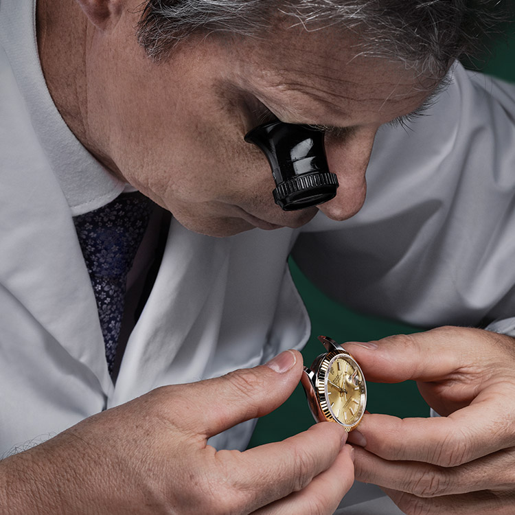 Uhren Schmiemann Rolex, Omega, Sinn, Breitling in Oberhausen rolex-servicing-procedure-assessment-of-the-watch_portrait