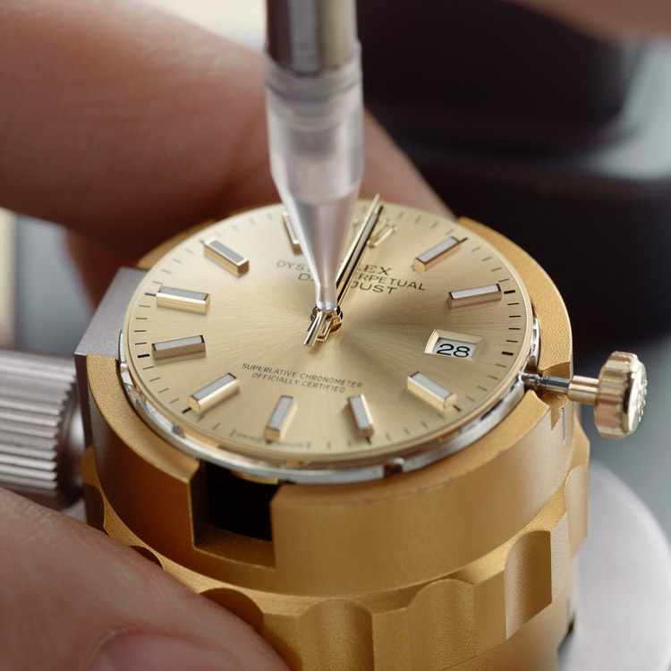 Uhren Schmiemann Rolex, Omega, Sinn, Breitling in Oberhausen rolex-servicing-procedure-casing-of-the-movement_portrait