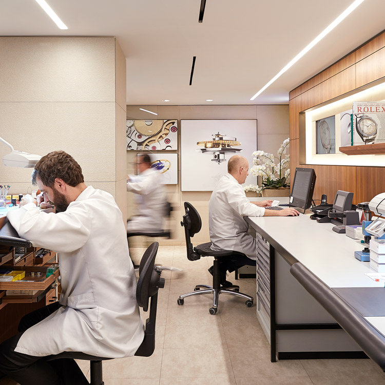 Uhren Schmiemann Rolex, Omega, Sinn, Breitling in Oberhausen rolex-servicing-procedure-first-class-service_portrait
